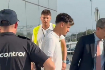 Alajbegović u društvu Pjanića stigao u Torino na potpis za Juventus (VIDEO)