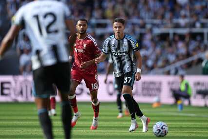 Dedić odlično debitovao u Premier ligi. Newcastle u 98. minuti ostao bez pobjede protiv Liverpoola