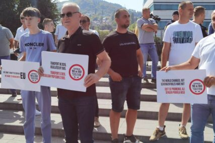 Počelo okupljanje prijevoznika ispred Parlamenta BiH