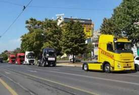 Video / Protestna vožnja na ulicama Sarajeva: Prijevoznici traže promjenu pravila za ulazak u Šengen, uputili se pred Delegaciju EU