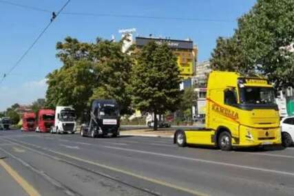 Video / Protestna vožnja na ulicama Sarajeva: Prijevoznici traže promjenu pravila za ulazak u Šengen, uputili se pred Delegaciju EU