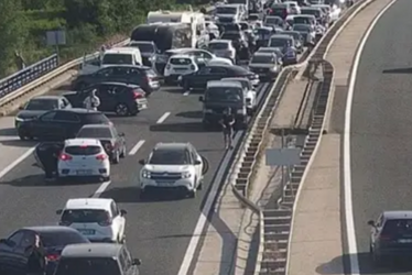 Okretali se na autoputu i vozili u kontra smjeru, policija ih uspjela uhvatiti