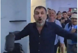 Predsjednik Dinama upao u svlačionicu, iz kese za smeće istresao gutu novčanica