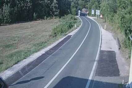 Zbog požara obustavljen saobraćaj na magistralnoj cesti kod Buškog jezera: Dim smeta vozačima