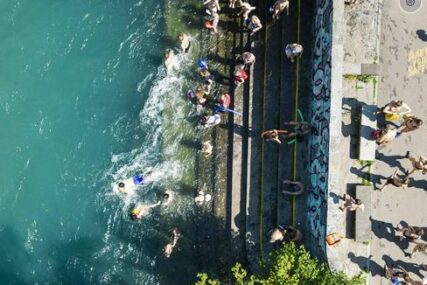 Grad u kojem se na pauzi s posla skače u rijeku: Radnici ručak mijenjaju za kupanje