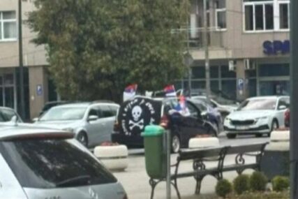 Vozilo s četničkim obilježjima prošlo Prijedorom, kolona prošla i pored policije