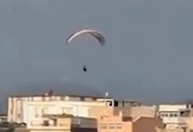 TRAGEDIJA Migrant paraglajderom pokušao ući u Ceutu, pao je i poginuo (VIDEO)