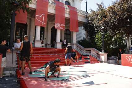 Ispred Narodnog pozorišta postavljen crveni tepih uoči skorog otvaranja Sarajevo Film Festivala