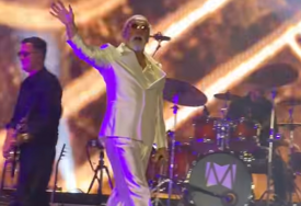 Počeo drugi koncert Dine Merlina na prepunom stadionu "Asim Ferhatović Hase"