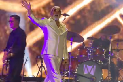 Počeo drugi koncert Dine Merlina na prepunom stadionu "Asim Ferhatović Hase"