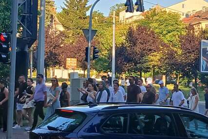 Hiljade fanova pristiže na drugi koncert Dine Merlina, velike gužve u Sarajevu (FOTO)