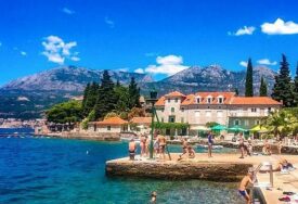 Na popularnoj plaži u Crnoj Gori zabranjeno kupanje zbog zagađene vode