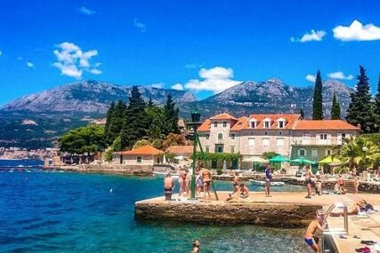 Na popularnoj plaži u Crnoj Gori zabranjeno kupanje zbog zagađene vode