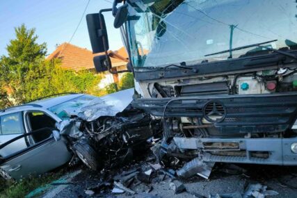 Teška saobraćajna nesreća kod Kalesije: Tri osobe povrijeđene, saobraćaj otežan
