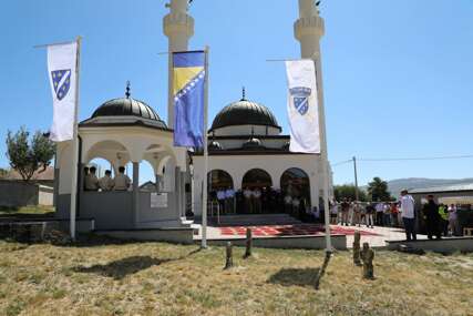 U džamiji Ravno održan prvi mevlud povodom godišnjice otvorenja obnovljene džamije