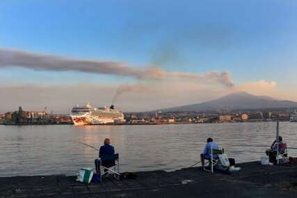 Zbog erupcije Etne otkazano oko 700 letova