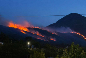 Požar kod Cazina, nepristupačan teren i jak vjetar otežavaju gašenje