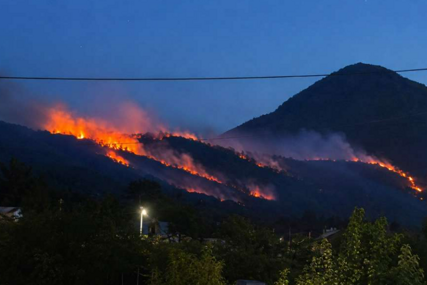 Požar kod Cazina, nepristupačan teren i jak vjetar otežavaju gašenje