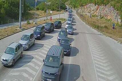 Ako danas putujete, oprez! Velike kolone na granicama, gužve na cestama i brojne dionice pod radovima