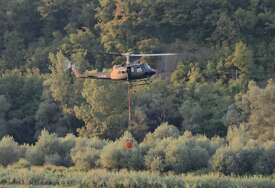 Helikopter OS BiH od ranih jutarnjih sati gasi požar na području Konjica