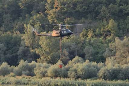 Helikopter OS BiH od ranih jutarnjih sati gasi požar na području Konjica
