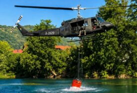 IMA LI KRAJA VATRENOJ STIHIJI? Helikopter OS BiH i danas gasi požar u području Trebinja, izbacio više od 40.000 litara vode