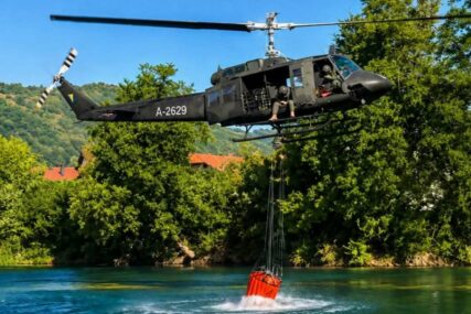 IMA LI KRAJA VATRENOJ STIHIJI? Helikopter OS BiH i danas gasi požar u području Trebinja, izbacio više od 40.000 litara vode