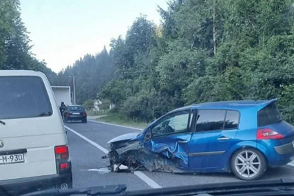 Nesreća kod Ilijaša: Jedna osoba povrijeđena, saobraćaj se odvija jednom trakom