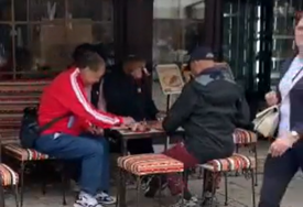 POMOZITE IM, OVO NIJE SAKE... Japanci na Baščaršiji piju kafu direktno iz džezve!? (VIDEO)