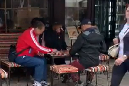 POMOZITE IM, OVO NIJE SAKE... Japanci na Baščaršiji piju kafu direktno iz džezve!? (VIDEO)
