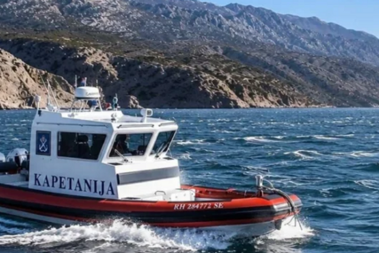 Krenuli čamcem iz Senja, bura ih odnijela do Krka: Dvoje spašeno, za dvojicom se traga