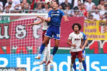 Težak poraz Schalkea od Augsburga, Džeko ušao s klupe