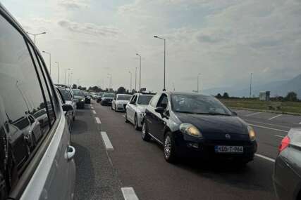 Duge kolone vozila na pojedinim graničnim prelazima, evo gdje je najveća gužva