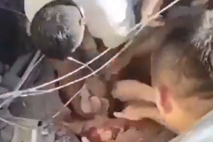 Spasioci u Kolumbiji iz ruševina izvukli bebu (VIDEO)