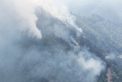 Požar kod Konjica i dalje aktivan, angažirani brojni vatrogasci i helikopteri