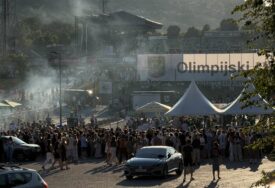Večeras treći koncert Dine Merlina, publika ponovo "opkolila" Koševo