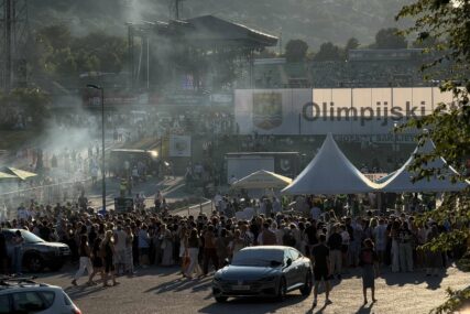 Večeras treći koncert Dine Merlina, publika ponovo "opkolila" Koševo