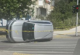 Sudar na Dolac Malti: Vozilo se prevrnulo, jedna osoba povrijeđena
