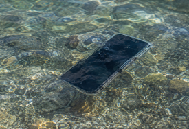 Pao vam je mobitel u more? Šta obavezno napraviti, a šta nikako