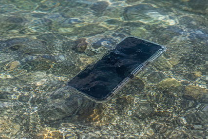 Pao vam je mobitel u more? Šta obavezno napraviti, a šta nikako