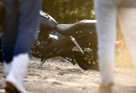 Teška nesreća u Hadžićima: Motorista udario u grupu pješaka, jedna osoba preminula