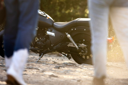 Teška nesreća u Hadžićima: Motorista udario u grupu pješaka, jedna osoba preminula