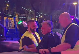 Nele Karajlić pao sa bine na koncertu, pa se našalio na svoj račun (VIDEO)