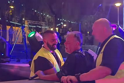 Nele Karajlić pao sa bine na koncertu, pa se našalio na svoj račun (VIDEO)