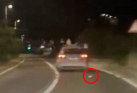 Javnost zgrožena: U jeku požara iz policijskog auta izletio opušak cigarete