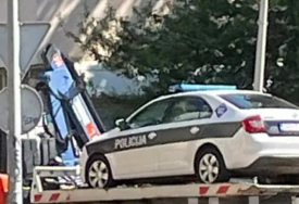 Samo u BiH: Pauk odvezao policijski automobil, ljudi gledali u čudu