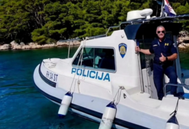 Pijani Nijemac se brodicom zabio u drugu brodicu na Rabu, pokušao pobjeći, pa uhapšen