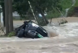 U Kini zbog naleta "Dolphina" evakuisano milion ljudi, snažni vjetrovi nose sve pred sobom! (VIDEO)