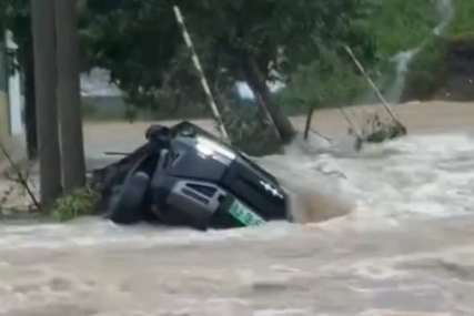 U Kini zbog naleta "Dolphina" evakuisano milion ljudi, snažni vjetrovi nose sve pred sobom! (VIDEO)