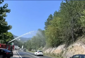 Požar izazvao odrone kod Konjica, kamenje padalo na M-17 i oštetilo vozila!